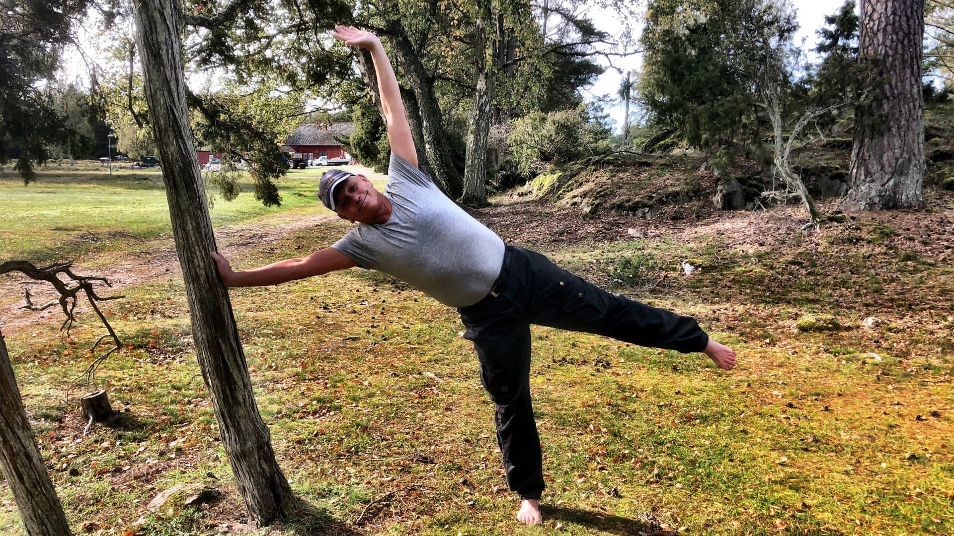 Bosse Rosén lutad mot träd