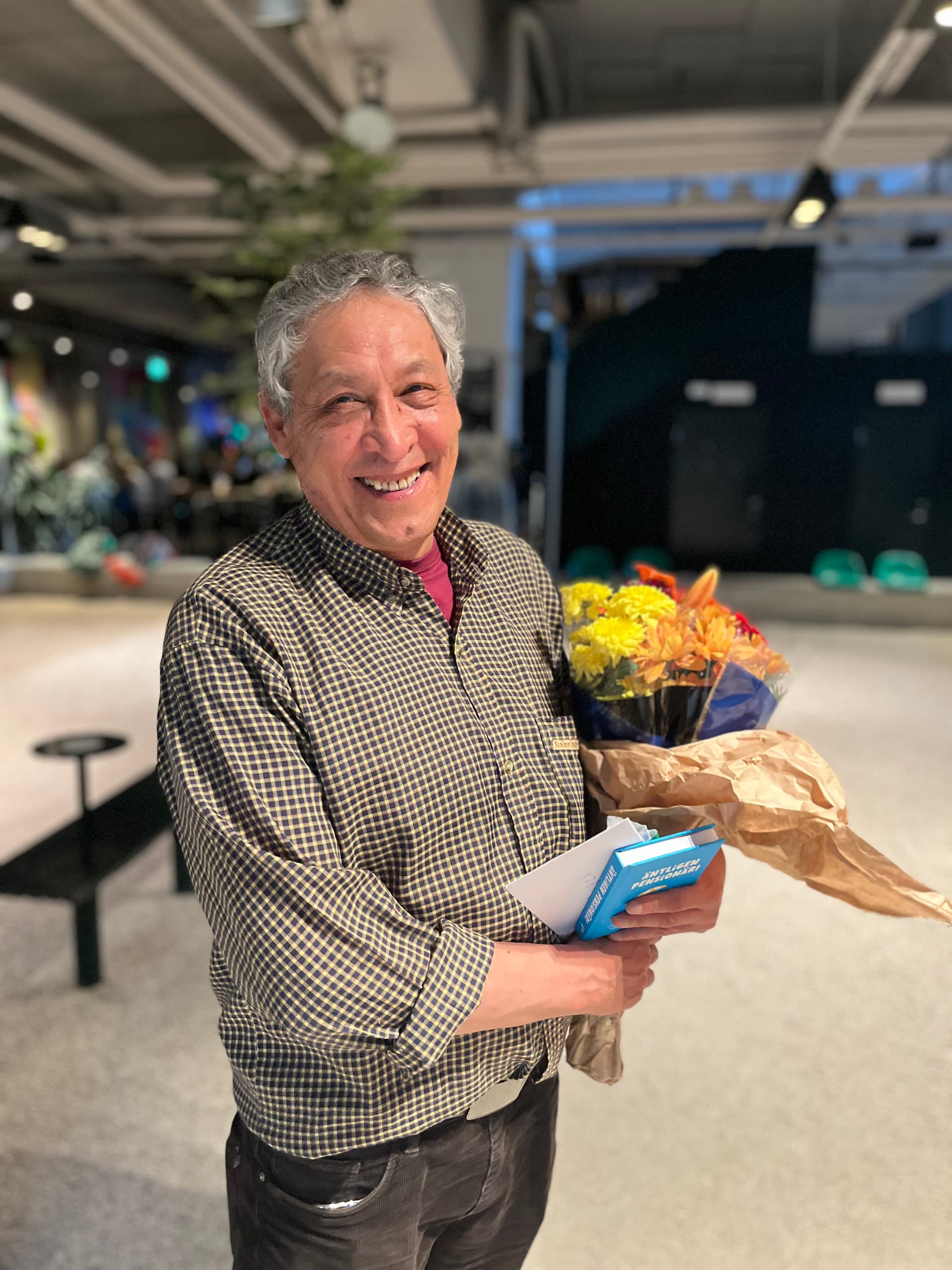 Ruben Aranda med en blomsterbukett i famnen