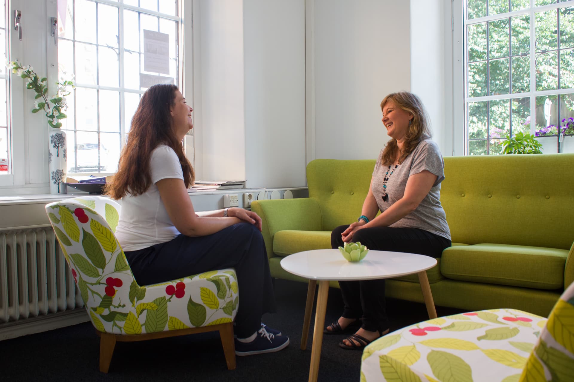 Nina Floreteng sitter i samtal med en coachingklient