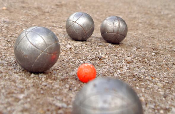 Fyra bouleklot på grus