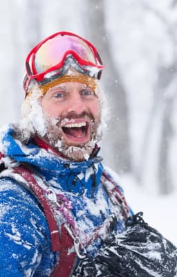 Porträtt på kursledare Patrik i vinterväder