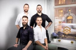 Fyra kiropraktorer poserar