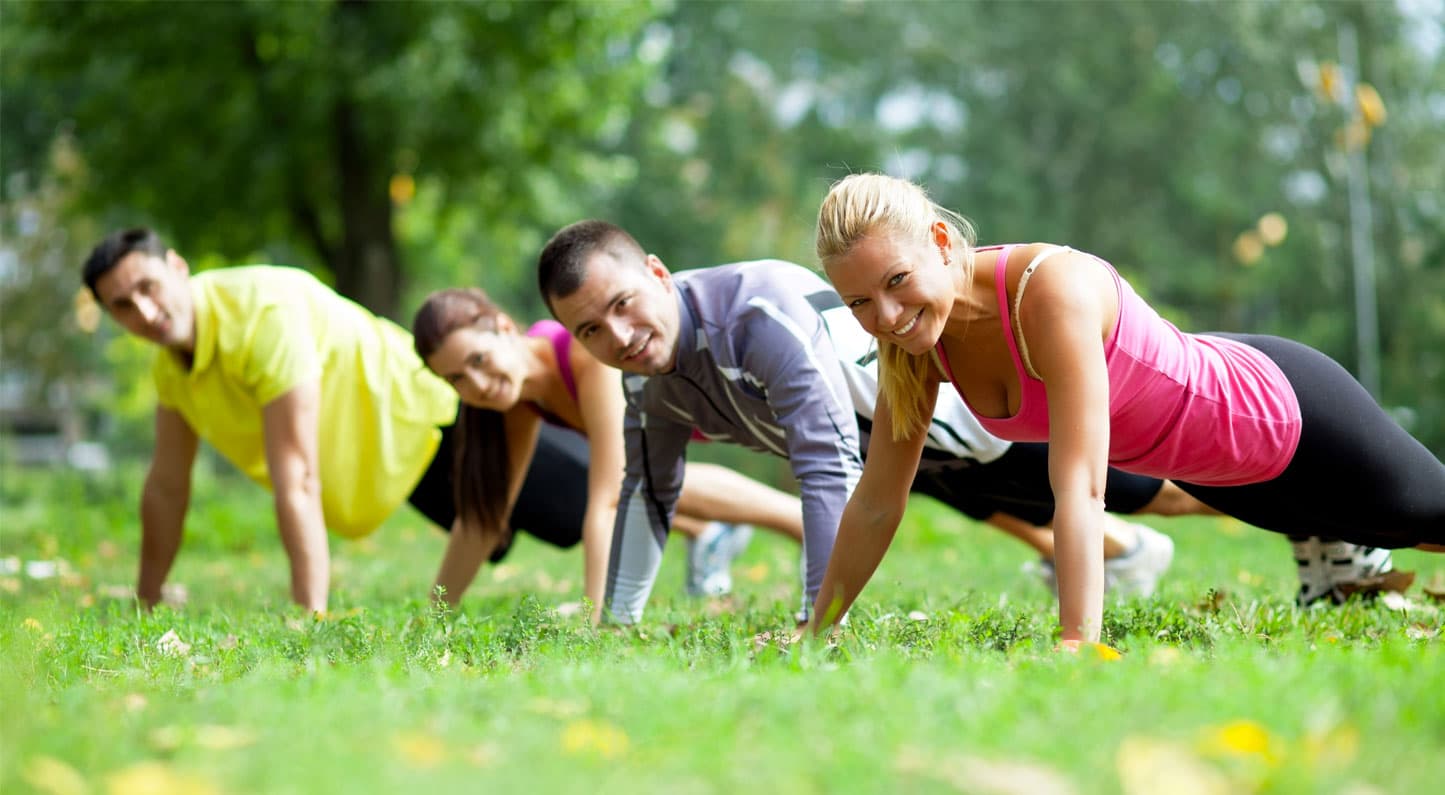 Personer som gör armhävningar